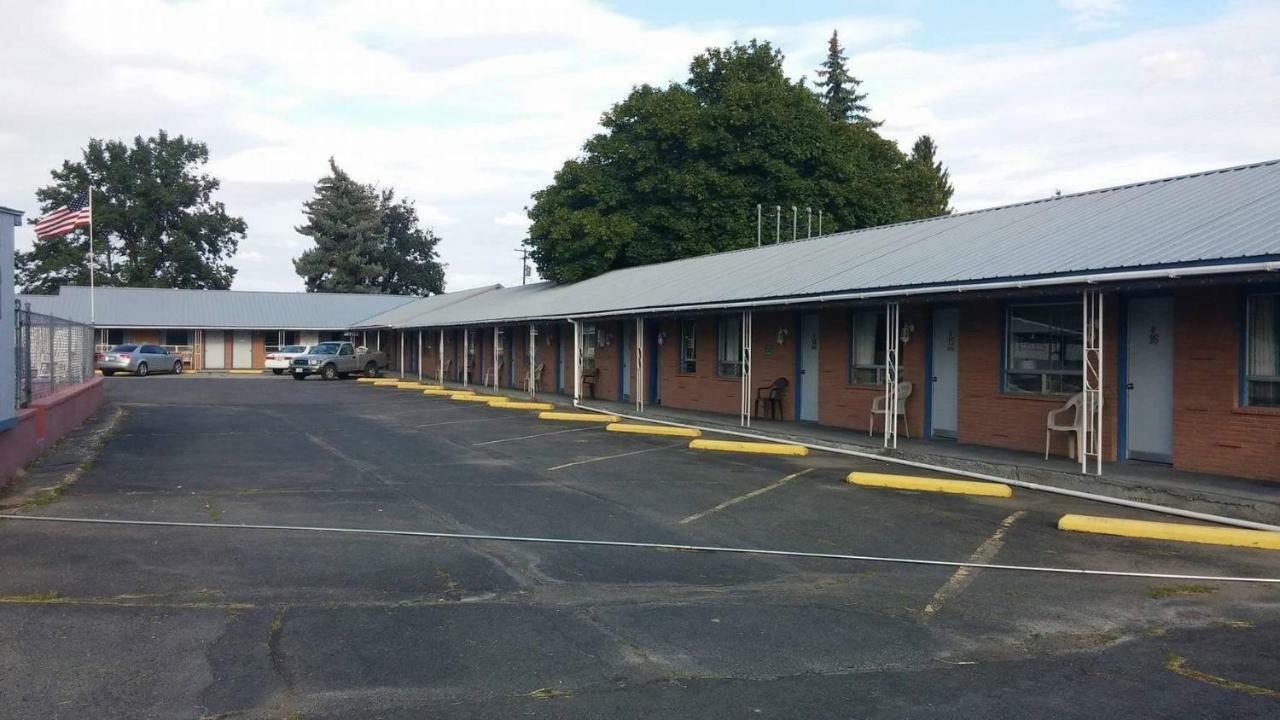 Eight Bar B Motel Wilbur Exterior photo